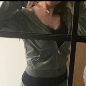 Säljer mörk grön juicy sett  - Använd ett par gånger men är som ny. Bra stick, köpt sammanlagt 2600kr. Funderar på att sälja de just nu flr 2000kr men kanske sänker priset vi får se. Både koftan och byxorna är St Xs men funkar som S också.