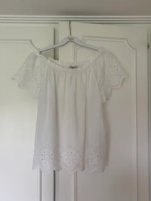 Vit topp/blus  - En supersöt topp från Hamtpton Republic i storlek M🩷sitter perfekt på mig som oftast har XS/S i överdelar, så den är alltså liten i storleken🫶🏼