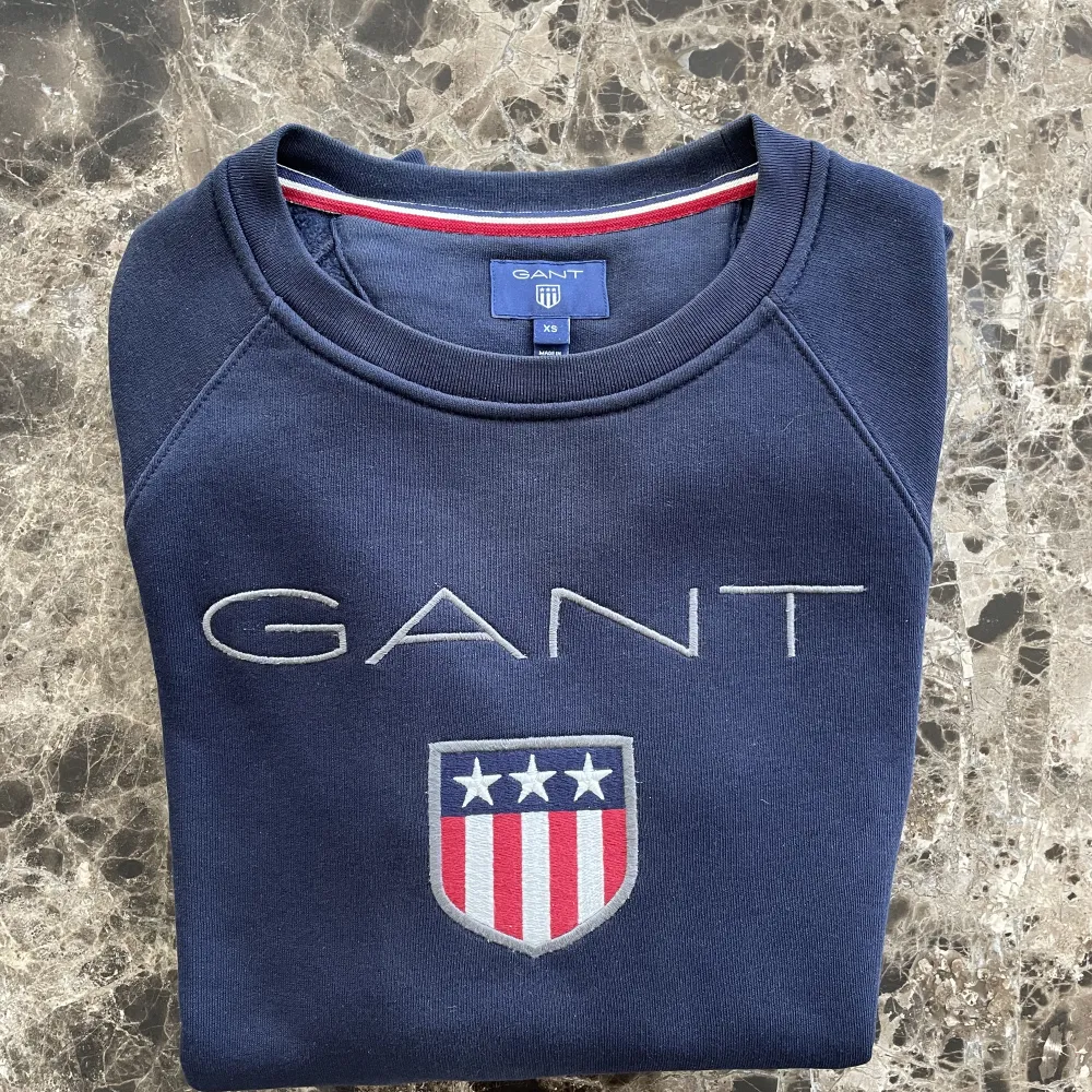 En marinblå tröja från GANT i mycket gott skick. Den kan även passa S. Priset kan sänkas marginellt vid snabb affär.. Tröjor & Koftor.