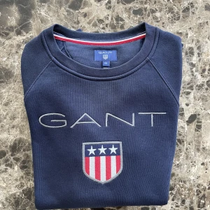 GANT Sweatshirt - En marinblå tröja från GANT i mycket gott skick. Den kan även passa S. Priset kan sänkas marginellt vid snabb affär.