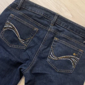 lågmidjade jeans - säljer dessa ass snygga lågmidjade bootcut jeans då som är lite för små för mig, är i storlek 38 men skulle säga att som sitter mer som 36/38, pris kan diskuteras 