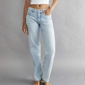 Populära lågmidjade jeans från Gina Tricot i modellen low straight jeans