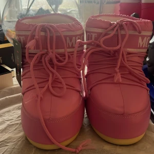 Moonboots  - Låga rosa Moonboots! Helt ny aldrig använda, perfekta vinterskor!