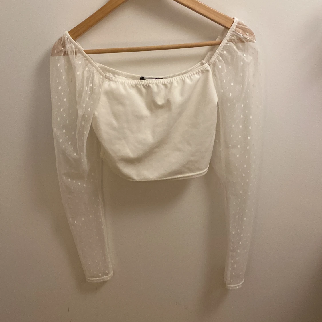 Vit kort tröja med spets arm