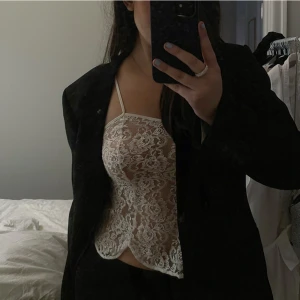 Vit spetstopp - Säljer på @feliciassgraderob på instagram!!! Kika in där🤍🤍