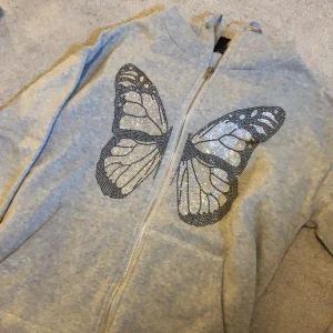 fjärils tröja  - En fin fjärilströja som inte kommer till användning. Har använt den 2 gånger och köpt den här på Plick gör ca 180kr. Den är i fint skick och är inte nopprig⭐️🫶