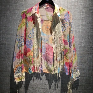 Skjorta | L.O.C.T - En jättecool skjorta med mönster och olika färger. Den är genomskinlig! Perfekt över en simpel klänning eller linne😍 Från märker L.O.C.T.  Skriv privat för mer bilder och info.