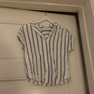 Blus - En randig kortärmad blus från H&M i nyskick.