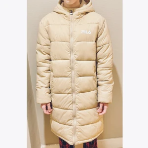 Snygg vinterjacka från Fila - Säljer en snygg varm längre vinterjacka från Fila Zaon puff jacket i gott skick. Nypris 1199kr. Storlek 158-164. Dragkedja även på fickor, innerficka. Den har några små revor, därav priset. Kan skicka bilder. Skriv innan du trycker köp nu 💞