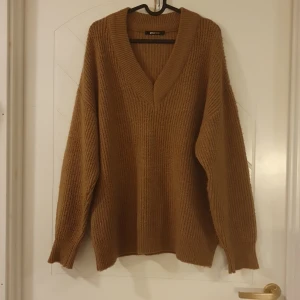 Stickad tröja  - Stickad tröja från Gina Tricot. Storlek S. Brun. 