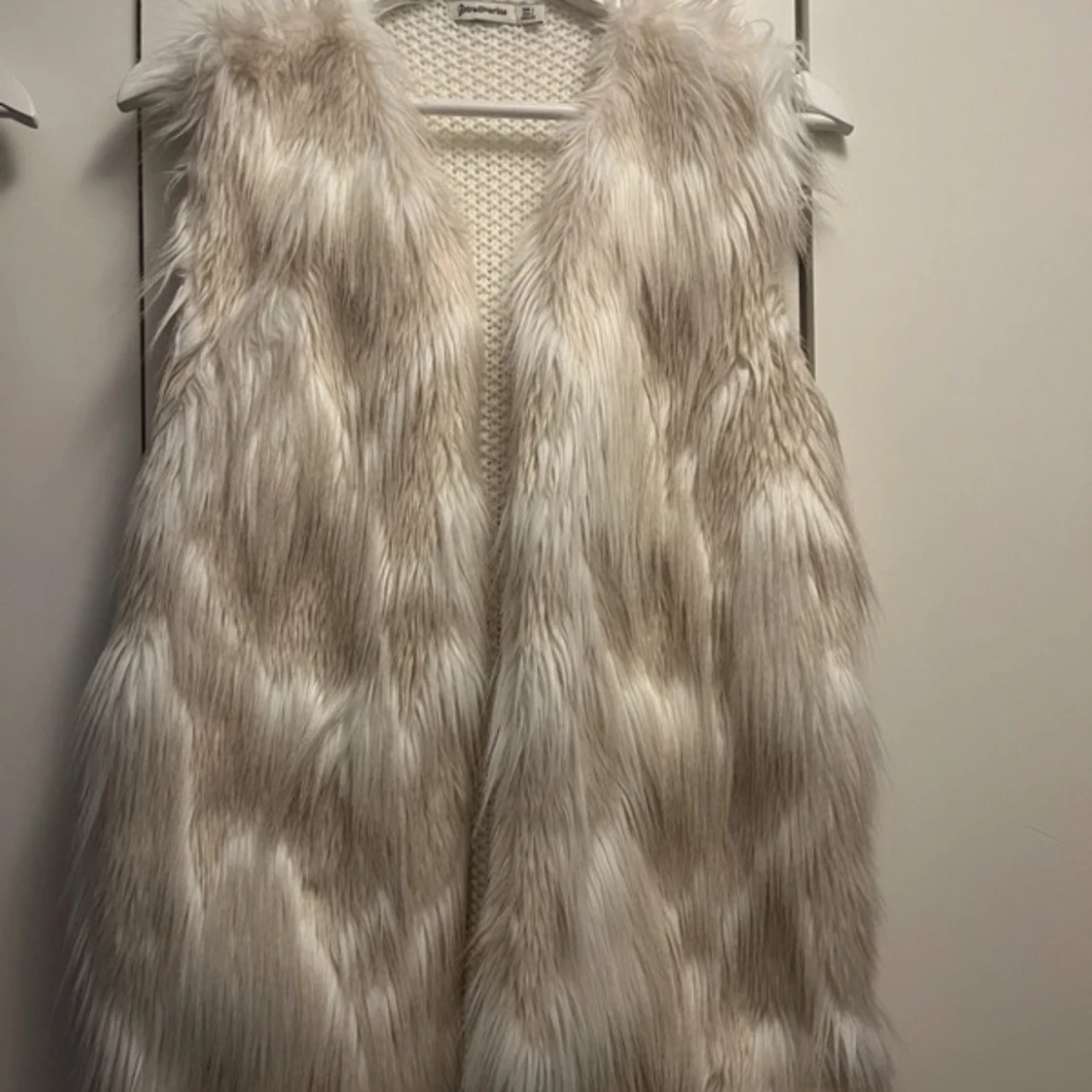 Stickad väst med fuskpäls