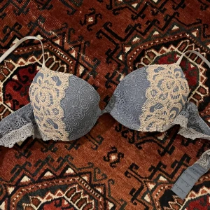Imtimissimi bh 75C - Jättefin vadderad intimissimi bh i bra skick. Stl 75c. Pris kan diskuteras. Köparen står för frakten men kan annars mötas upp på Södermalm i Stockholm. 
