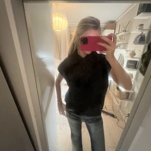 Kortärmad hoodie  - Super cool kortärmad hoodie! Kanppt använd, den har också snören 💕