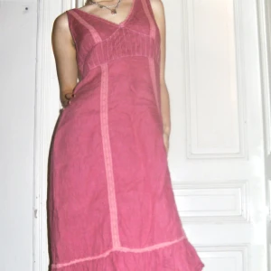 Coquette rosa klänning - Jättefin rosa linneklänning från Kookai. Jättefina detaljer och bra skick. Passar som både uppklätt och vardagsplagg. Stl 36/ S, är 165 cm som referens. Pris kan diskuteras. Köparen står för frakten men kan även mötas upp på Södermalm i Stockholm. 