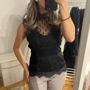Svart spets blus - Svart spets blus som bara använts vid ett tillfälle endast, kommer inte till användning längre✨✨