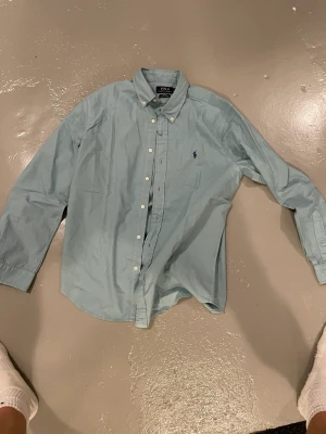polo ralph lauren skjorta  - Skjorta aldrig andvönd för liten  Blå/grön  Står L men passar ungefär M 180