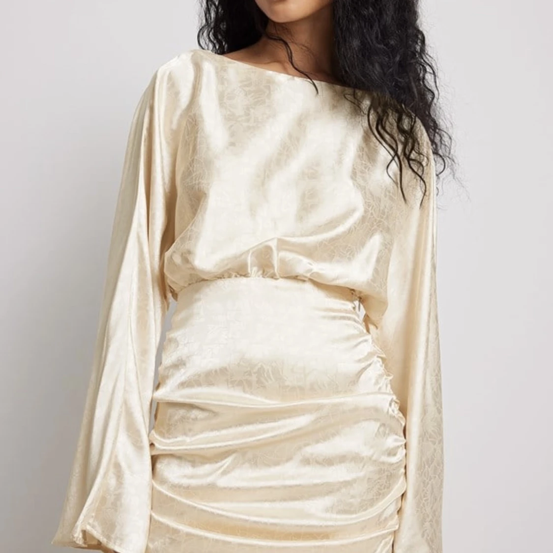 NA-KD satin klänning