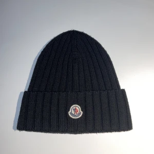 Moncler mössa  - Säljer en snygg moncler mössa som är i topp skick!  Hör gärna av dig om du har frågor!