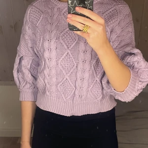 Stickad T-shirt  - Stickad T-shirt, använd fåtal gånger!💕