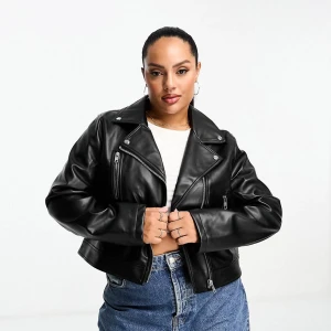 Skinnjacka - Helt ny, oanvänd, prislappen kvar. Jag missade returdatumet och hoppas nu att någon annan har sökt efter just denna pärlan, och samtidigt kan hjälpa mig ur en knipa, win-win!   Finns ute på flera sidor  Priset/frakten kan diskuteras vid köp innan 28/11