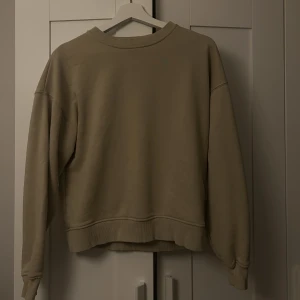 Sweatshirt  - Använd få gånger så den är som ny, färgen är mer beige än vad den sur ut som på bilden. 