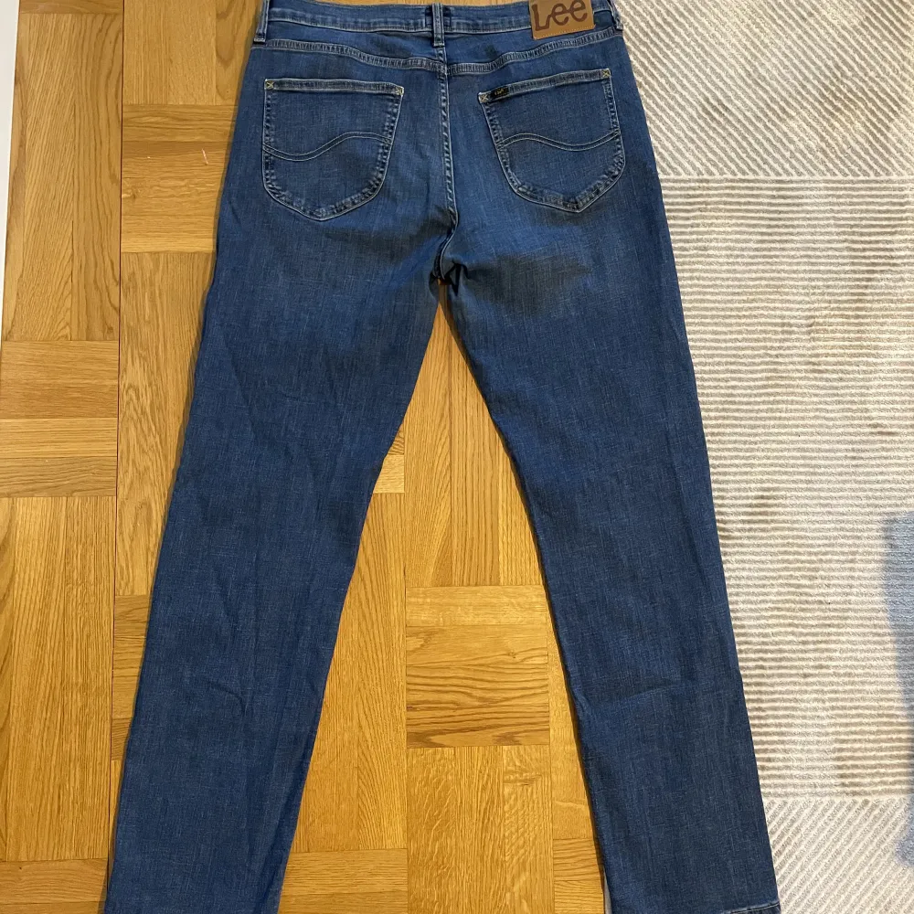 Säljer min brors jeans då de är för små. De köptes för 999kr, Lee jeans och modellen heter WEST. Nästan helt nya då han inte hade på sig de många gånger! . Jeans & Byxor.