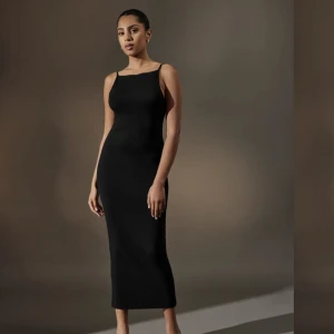 Boatneck strap dress - Helt ny klänning med prislapp kvar! Endast prövad på en gång. Säljer eftersom jag glömde bort att lämna tillbaka i tid 😊