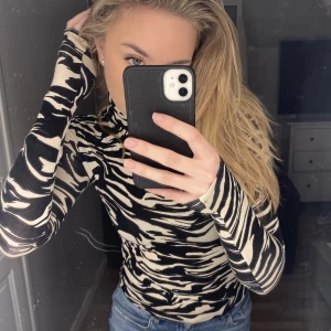 Zebramönstrad tröja - Snygg zebramönstradtröja från H&M som jag inte använder längre💘⭐️ Strolek XS men är stretchig😽