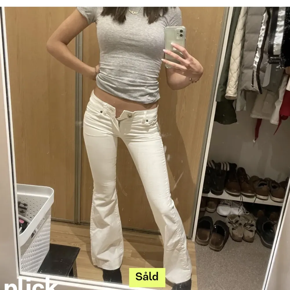 Superfina vita lågmidjade jeans i modellen Flare Teena (stretchiga)  från replay. Köpte de på plick och använt en gång, då de inte kommer till någon användning. Låga i modellen och perfekta byxan med vidgade ben. Innerben 82cm midjemått 34 rakt över. . Jeans & Byxor.