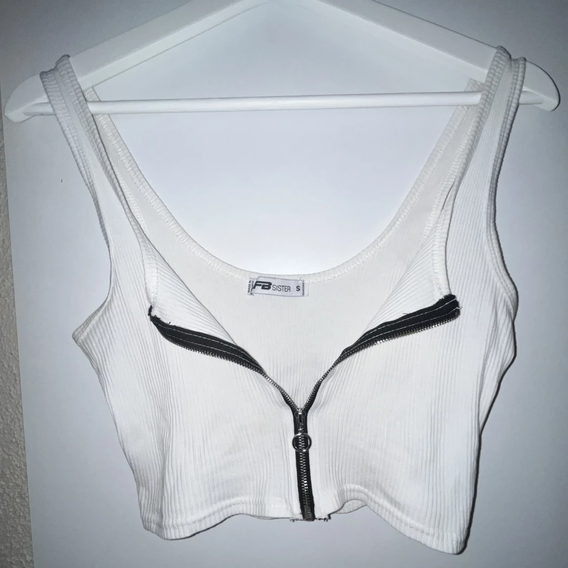 Vit topp med dragkedja