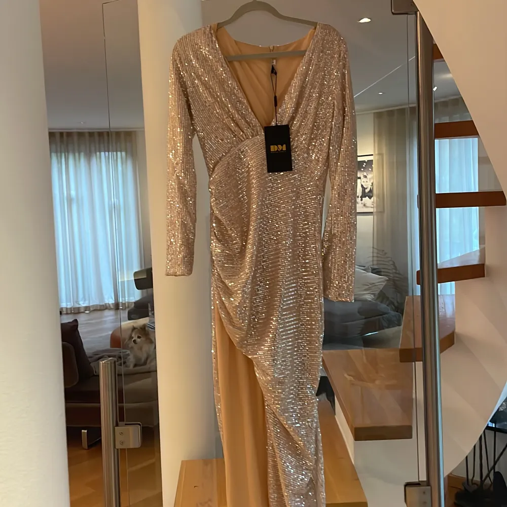 Never used, excellent condition perfect for New Year’s Eve. Or fall party season!. Klänningar.