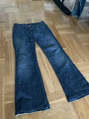 Lågmidjade bootcut jeans - Midjemått: 80 cm Innerbenslängd: 78 cm