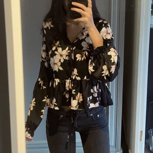 Söt blus  - Jätte söt blus med blommor från bikbok. Väldigt fint skick🩷