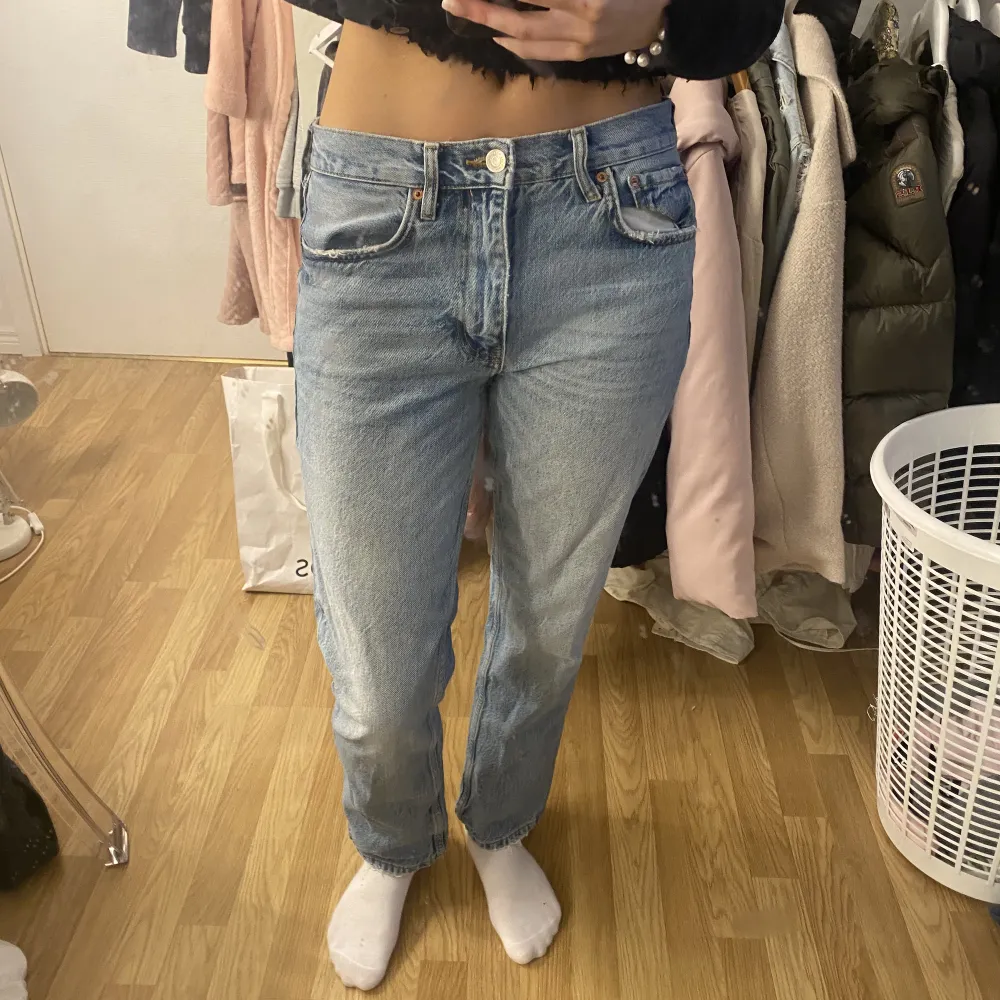 Zara straight jeans midwaist / lowwaist storlek 36💕. Jeans & Byxor.