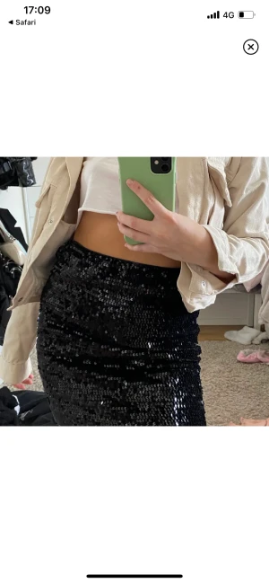 Kjol - Säljer denna fest kjol från bikbok. Aldrig använd med prislappen kvar. Inte mina bilder. 