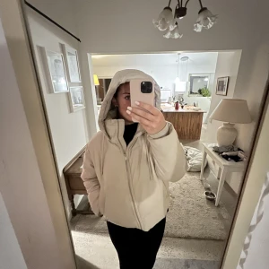 Beige jacka - Säljer denna jackan från Zara då den inte riktigt är min stil längre! Varm och otroligt skön🙌🏼 väldigt bra skick!!!