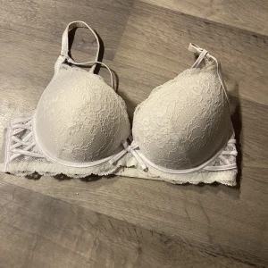 Bh - Supersnygg push up bh från new yorker. Aldrig kommit till användning! Hittar ingen storlek på men skulle gissa 75B! Har sånna ”snören” ovanför brösten så den är riktigt snygg🩷🫶🏻