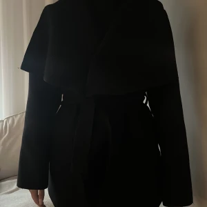 Svart kappa - Köpt seconhand - bra skick, lite tunnare dock 