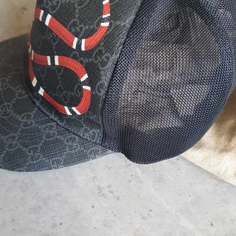 Jag säljer min gucci keps då jag inte anvädnder den längre. Original bag till keps samt påse kommer med. Kvitto finns även och tag som satt på kepsen. Köpt i guccis butik i London. Därav står valutan i pund på kvittot. Skick 9/10 (inga skador eller flaws). Accessoarer.