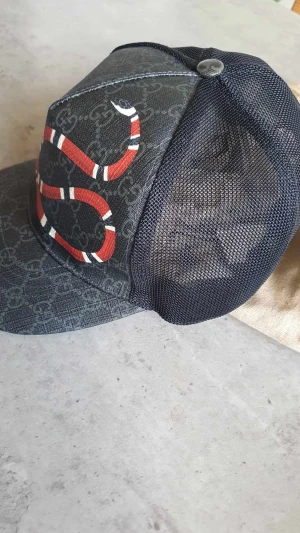 Gucci cap - Jag säljer min gucci keps då jag inte anvädnder den längre. Original bag till keps samt påse kommer med. Kvitto finns även och tag som satt på kepsen. Köpt i guccis butik i London. Därav står valutan i pund på kvittot. Skick 9/10 (inga skador eller flaws)