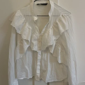 Skjortblus från zara - Skit snygg blus från zara som tyvärr har blivit för liten för mig.