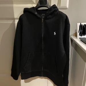 Ralph Lauren Zip - Zip hoodie i bra skick då den bara använts fåtal gånger. Saknar snören då jag dragit ut dom. Priset kan diskuteras 