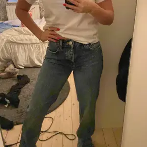 Super fina blåa jeans med medelhögmidja från Zara. De är i storlek 36, de är true to size!! Använda en gång och i superfint skick!! Super fin tvätt på dem verkligen, perfekta till hösten och vintern.