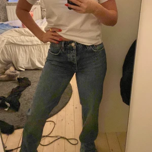 Blåa jeans - Super fina blåa jeans med medelhögmidja från Zara. De är i storlek 36, de är true to size!! Använda en gång och i superfint skick!! Super fin tvätt på dem verkligen, perfekta till hösten och vintern.