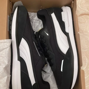 Puma skor  - Helt nya jättefina skor som inte andvändts. Andledning till att jag säljer är för att dom är lite för små. De är bekväma och har bra grepp så att man inte halkar 