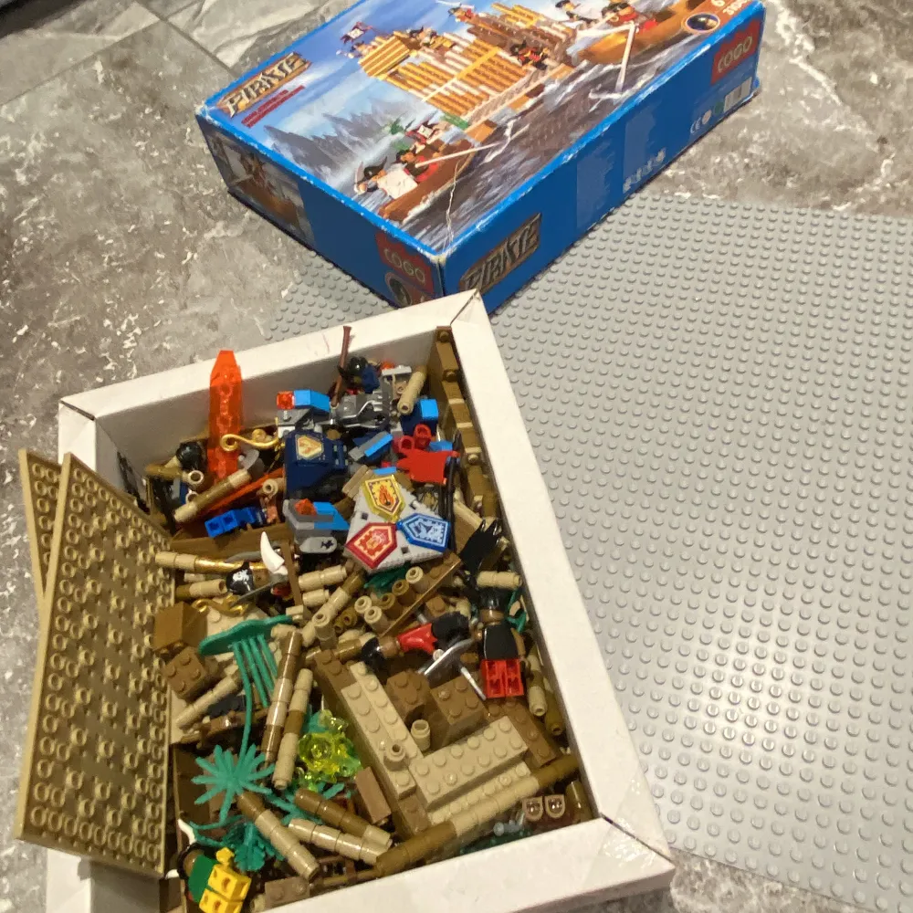 Detta settet är som Lego. Kan vara så att någon enstaka bit saknas. Finns andra delar som ingår som vanligtvis inte ingår i setet. Kika gärna på mina andra annonser, säljer mycket:) Samfraktar gärna.. Väskor.