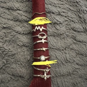 Ringar  - Smala ringar med olika design, inte äkta silver!! Går att köpa separat, hör av isåfall! Tre av ringarna är nu sålda därför är de målade över 🥰