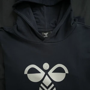 HUMMEL HOODIE - Hummel hoodie i stl 176 