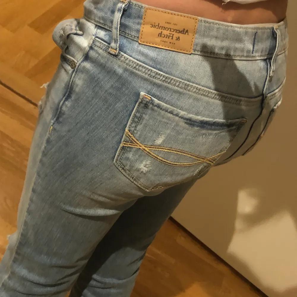 Supersnygga bootcut jeans från Abercrombie and Fitch!💕💕 Aldrig använda då de är för långa. Superfina och storlek small. Jeans & Byxor.