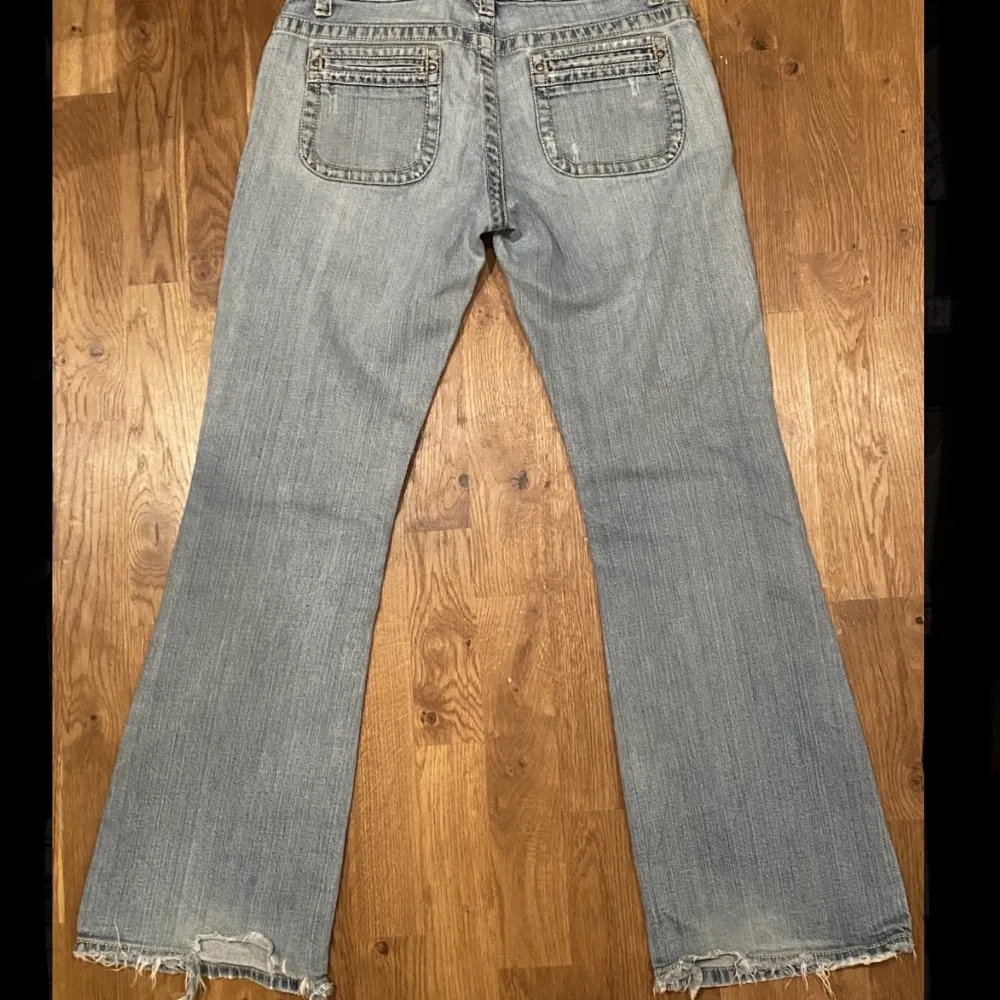 Svinsnygga lågmidjade bootcutjeans i ljusblå tvätt. Strl 7/8 regular uppskattas som en S/M. Midjemått: 85 cm innerbenslängd: 79 cm💓Lite slitna längst ner, se sista bilden. Många intresserade så har startat budgivning 💓. Jeans & Byxor.